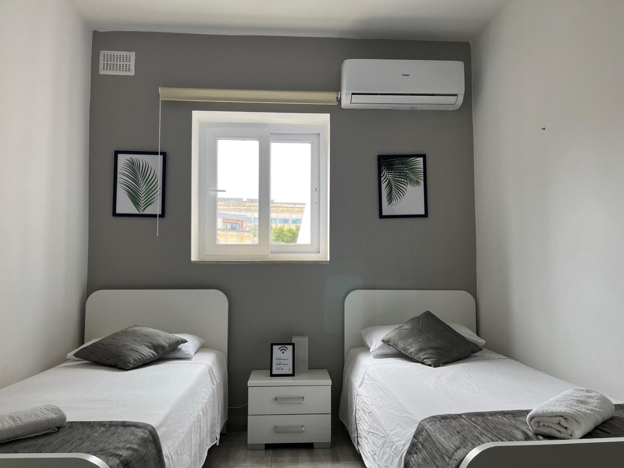 F4 Room 3, Private Room Two Single Beds Shared Bathroom Msida Extérieur photo